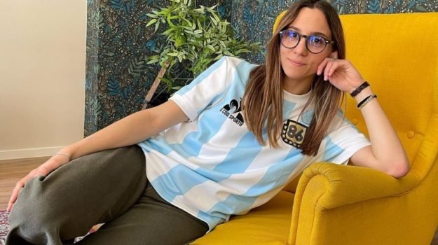 donna_ aurora leone