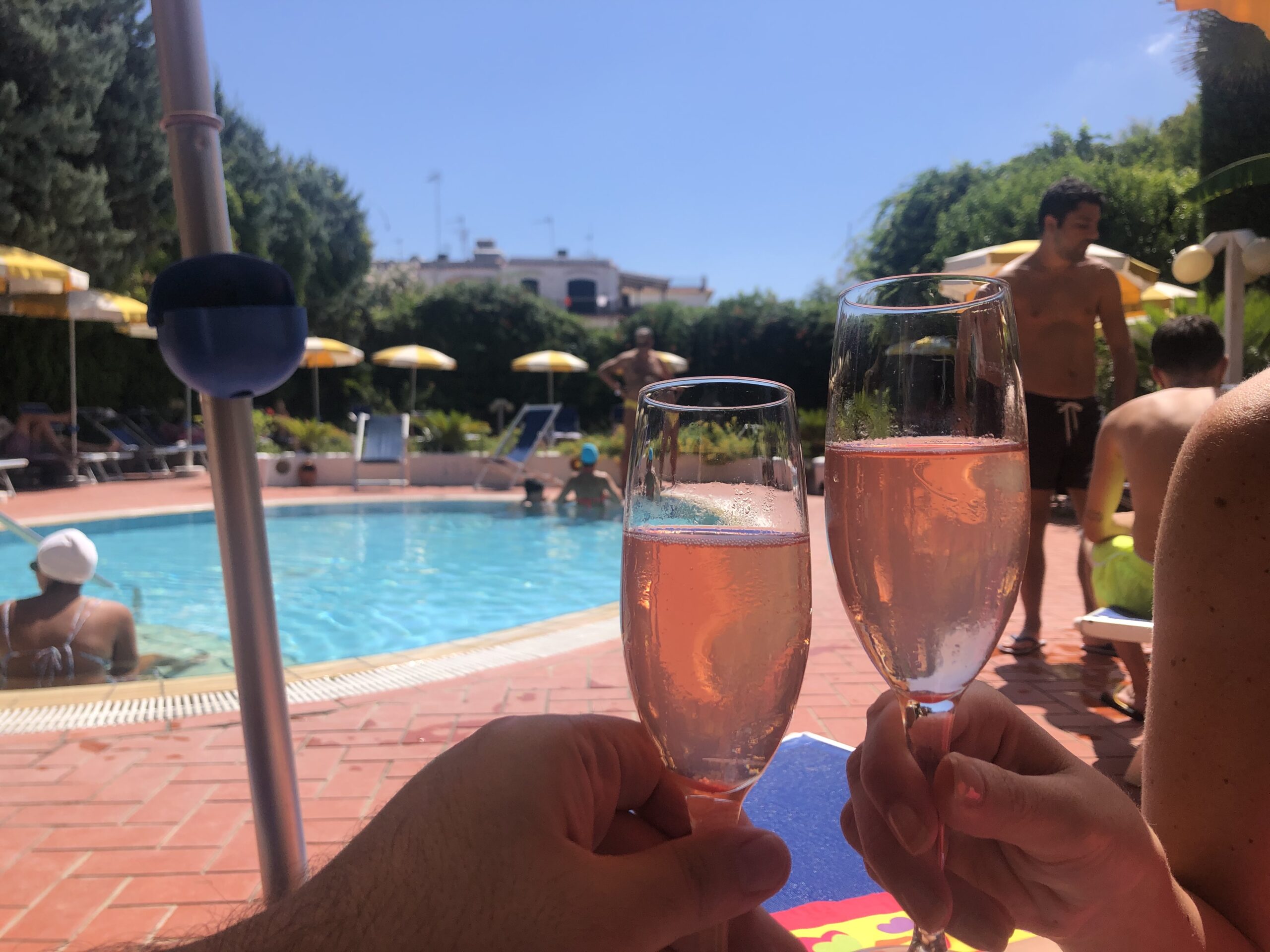bonus vacanze 2021: foto di un aperitivo estate a Ischia a bordo piscina
