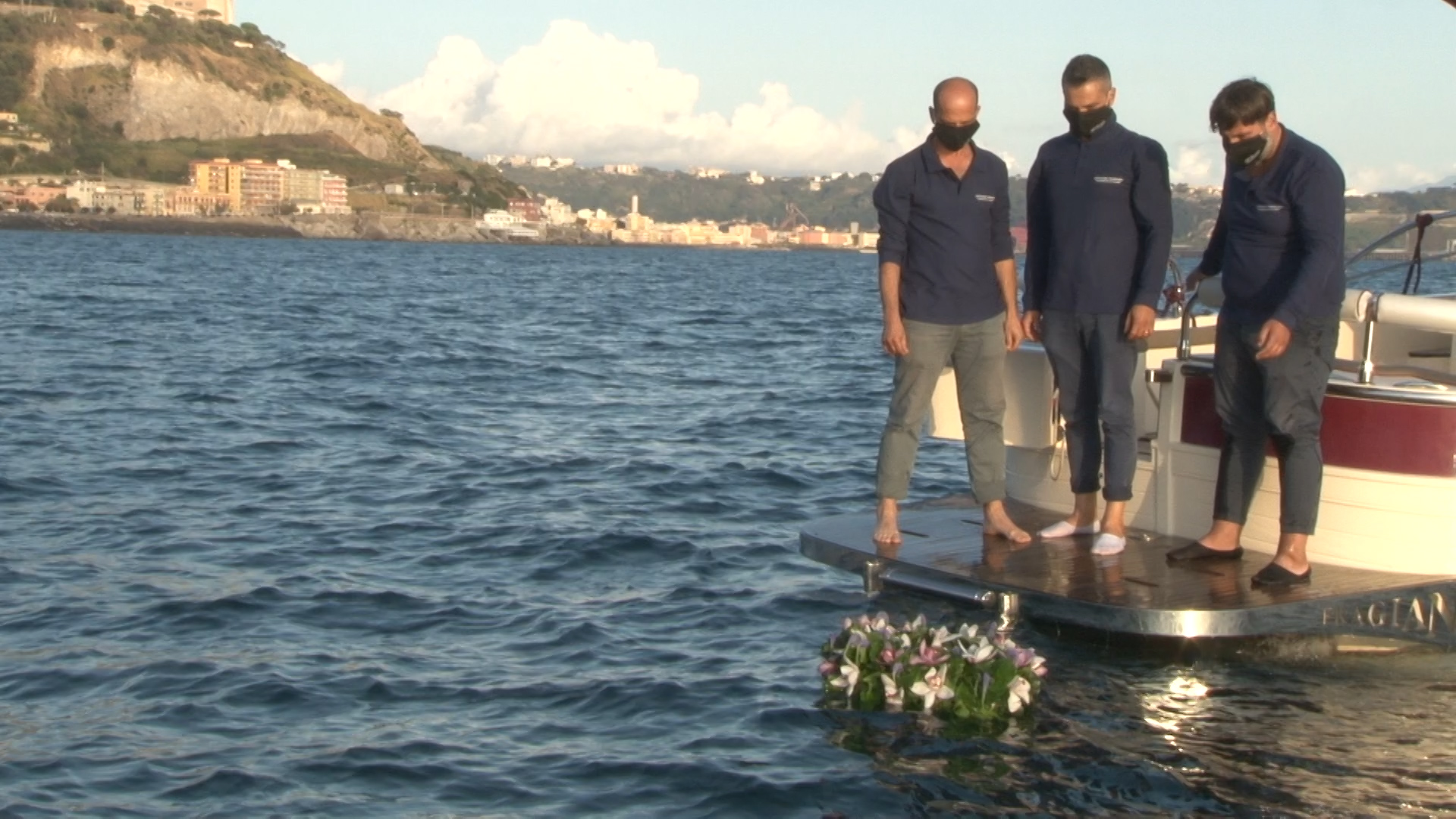 Gennaro Tammaro con i fratelli durante il rilascio dellurna di sabbia nel mare di pozzuoli