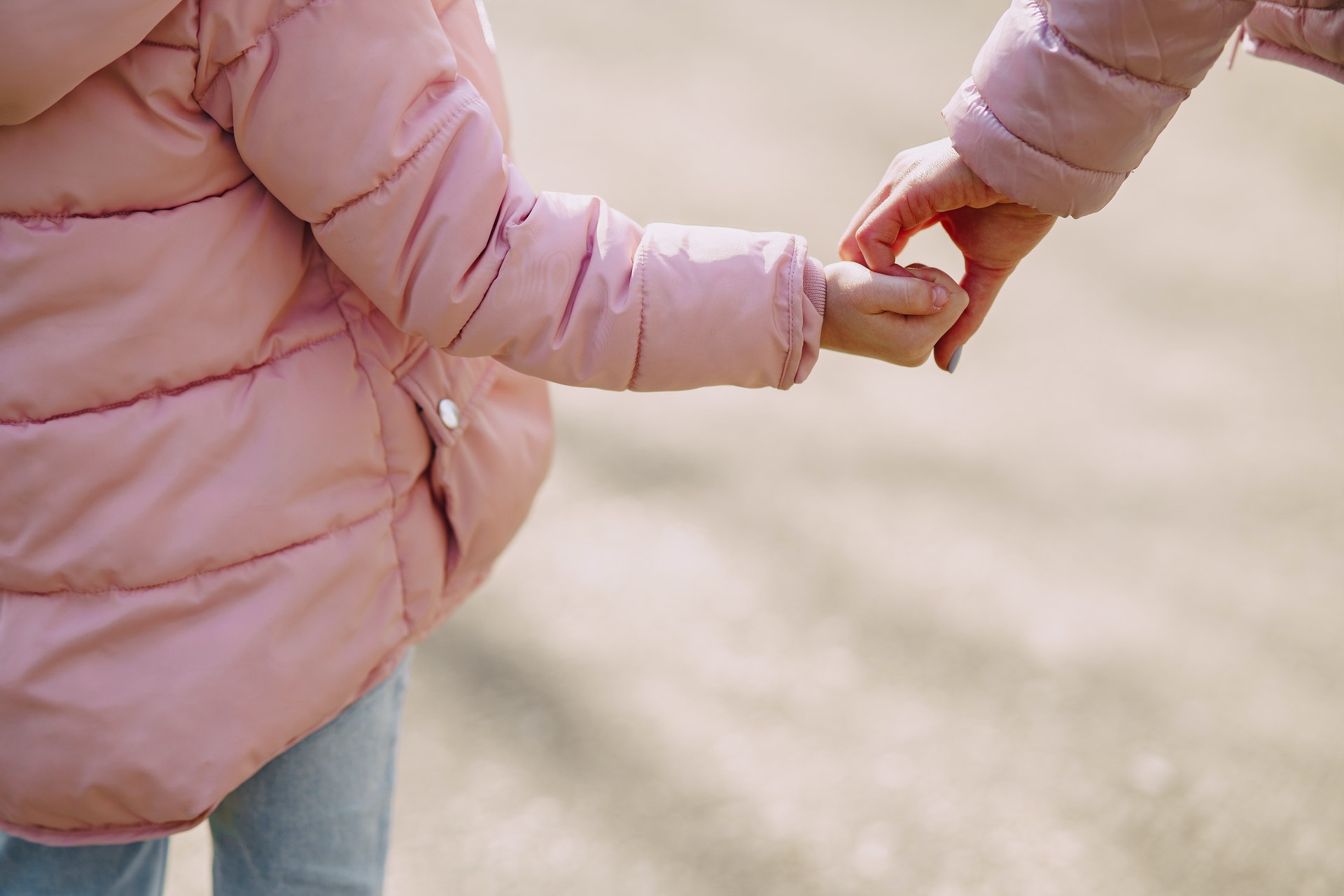 bambine si tengono la mano bandi campania