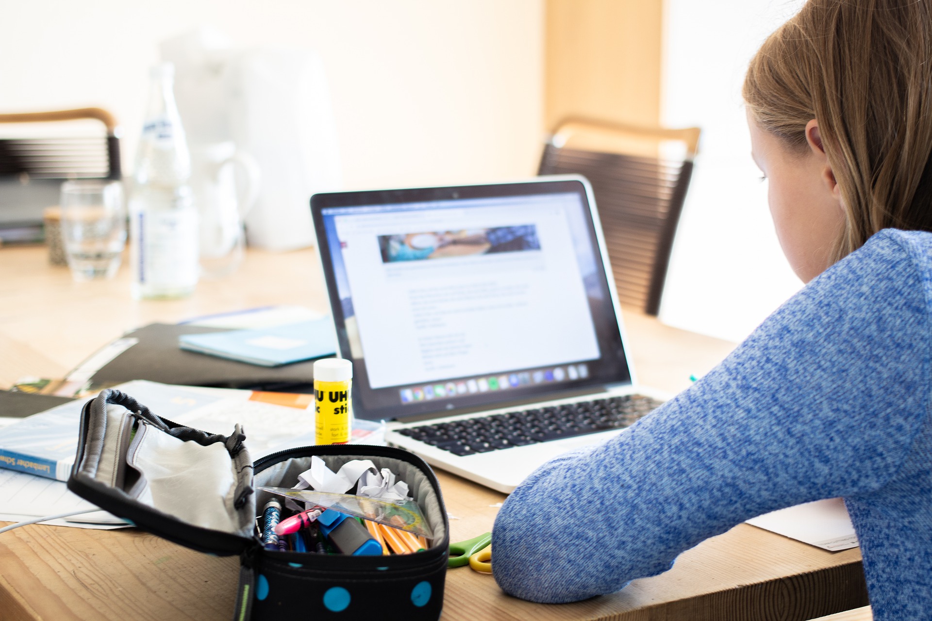 DAD ragazza che studia a distanza con pc, homework
