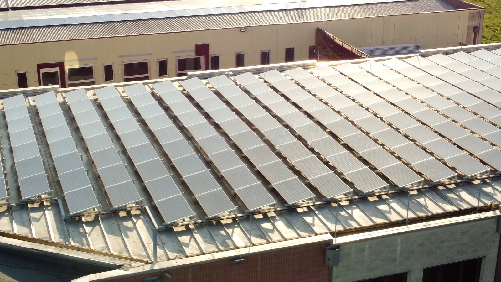 Pannelli fotovoltaici in uno stabilimento industriale (foto: Nexting)