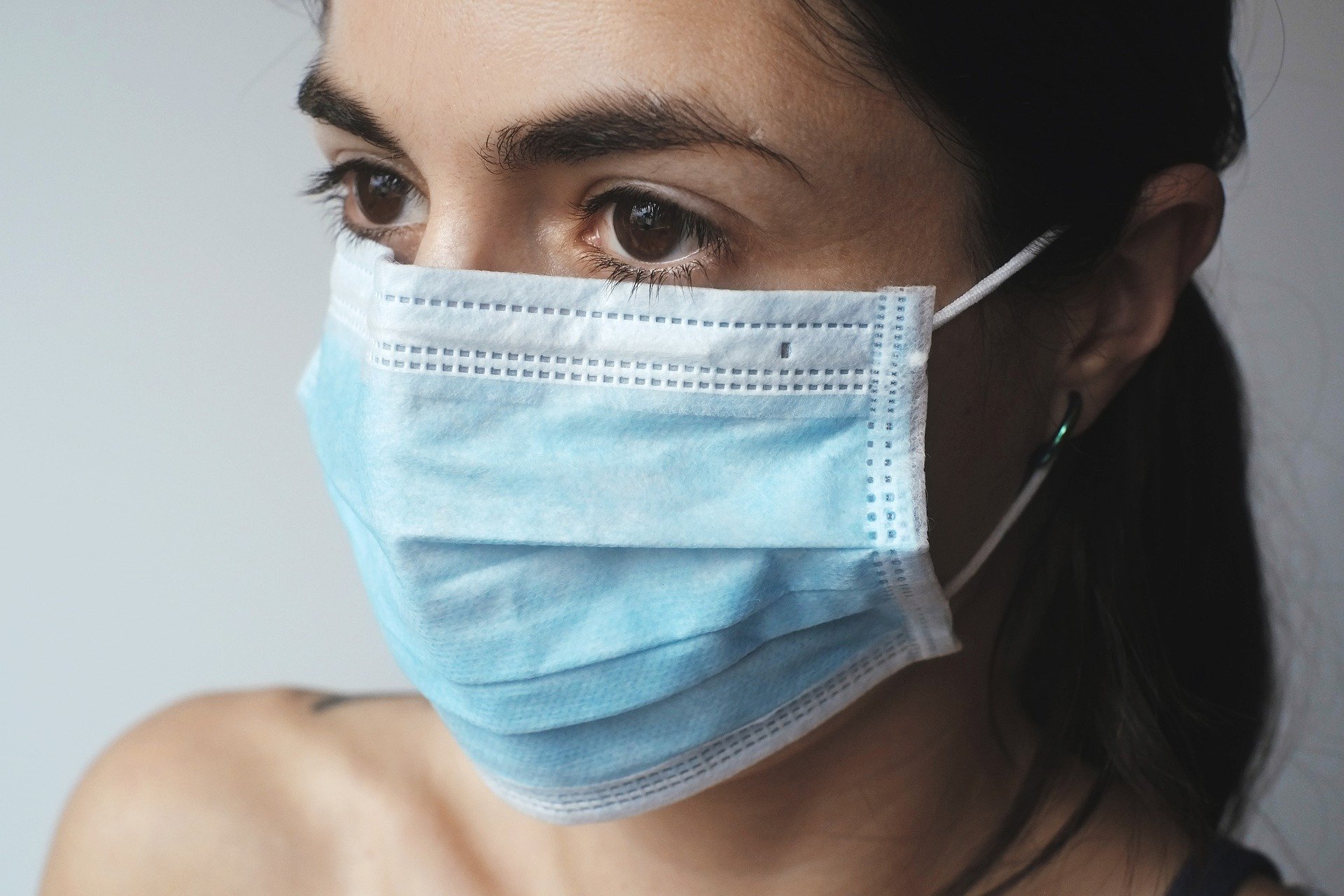 covid, donna indossa mascherina covid chirurgica coronavirus dpi