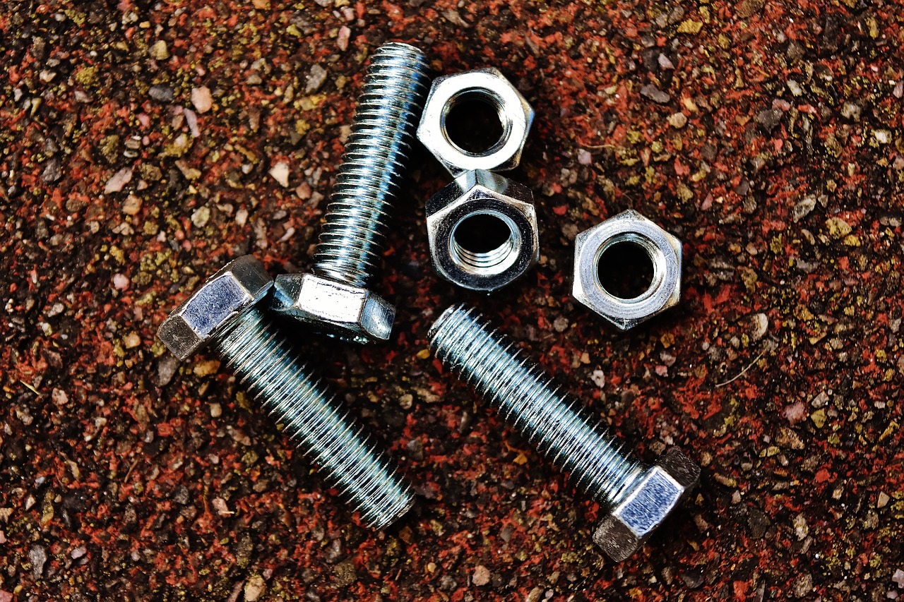 screws gbb9f2fe22 1280 | F-Mag Crisi Ucraina: energia e materie prime in vetta alle minacce globali