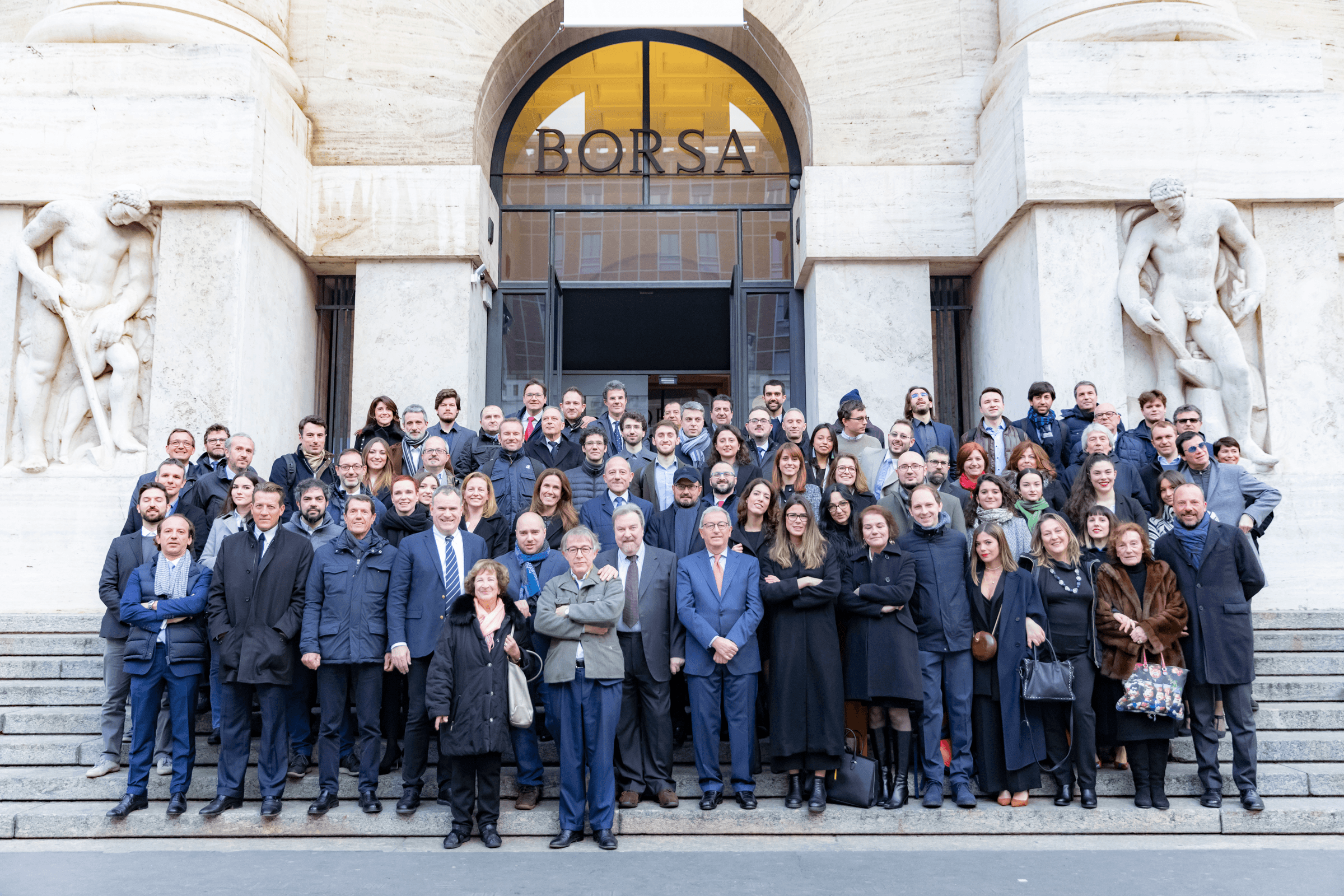 Il team Neosperience all'esterno della Borsa di Milano. La società è su Euronext Growth Milan di Borsa italiana.