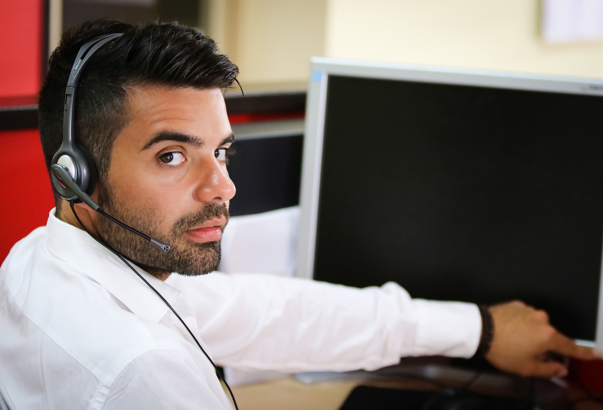 Smartworking, il paradosso della call digitali con il collega alla scrivania affianco