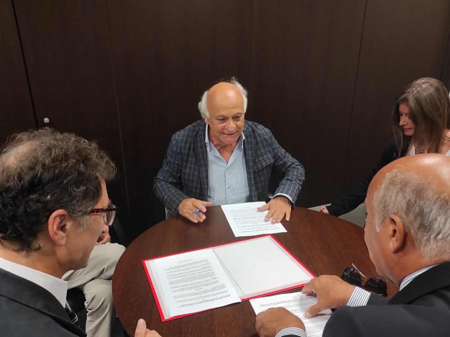 Un momento della firma del protocollo tra federconsumatori campania e ordine avvocati napoli sul sovraindebitamento