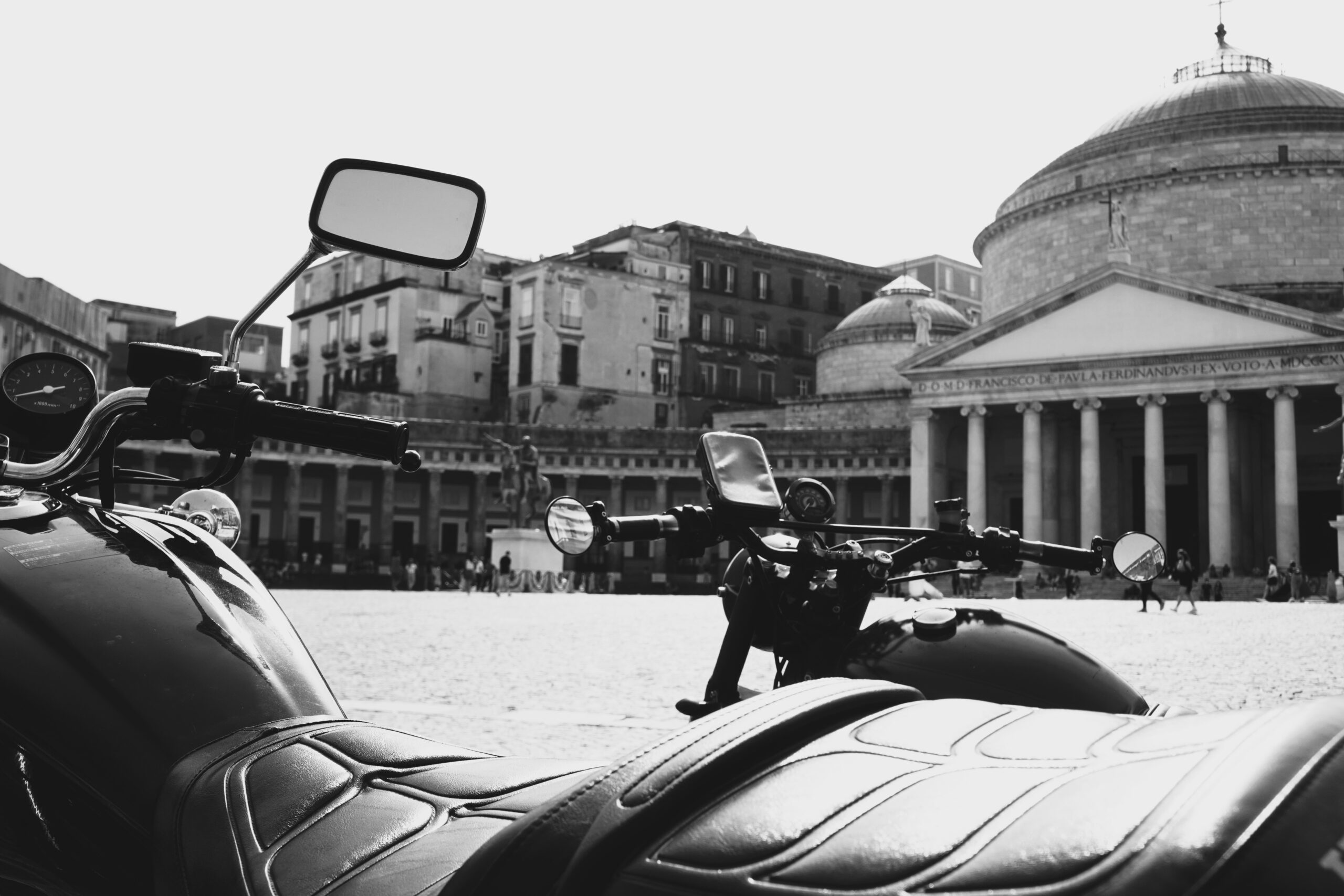 Piazza del Plebiscito Napoli Moto Mobilità Sostenibile