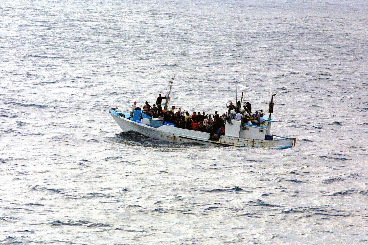 boat g971fd6c1d 1280 | F-Mag Il “Processo alla solidarietà” di Mimmo Lucano fa tappa a Napoli