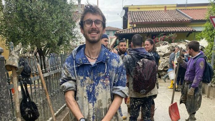 Marco Santacatterina in una foto diffusa sul web mentre spala fango in Emilia Romagna