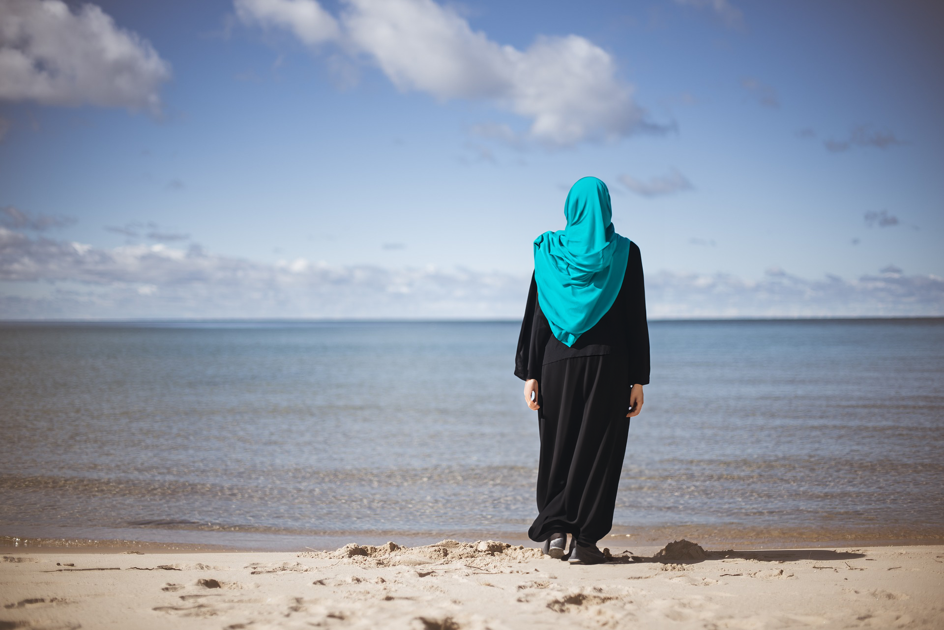 Una donna in abiti islamici (immagine realizzata con l'ausilio di IA generativa a partire da foto free royalty)