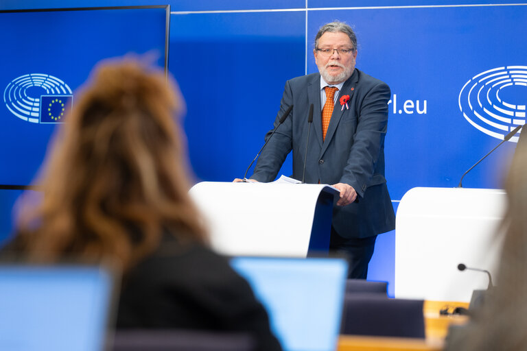 Conferenza stampa sulle norme sulle emissioni Euro 7 per auto, furgoni, camion e autobus a seguito dei voti (foto cortesia del Parlamento Europeo)