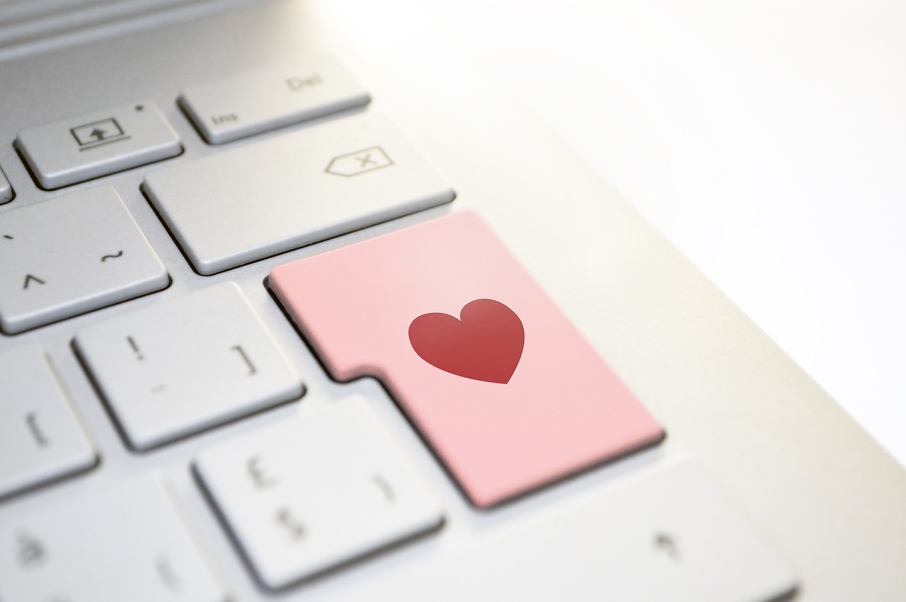 heart 3698156 1280 | F-Mag La raccolta fondi in un clic: nasce Tap to Donate, il fintech per il Terzo Settore
