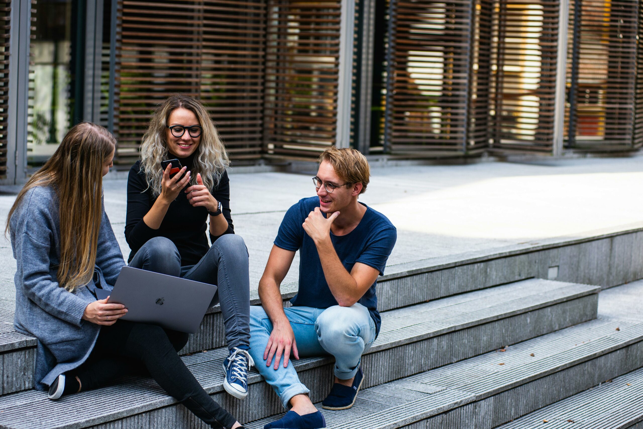 pexels buro millennial 636760 1438072 scaled | F-Mag Startup e cultura d'impresa, si inizia da studenti con la call Ecosister 2