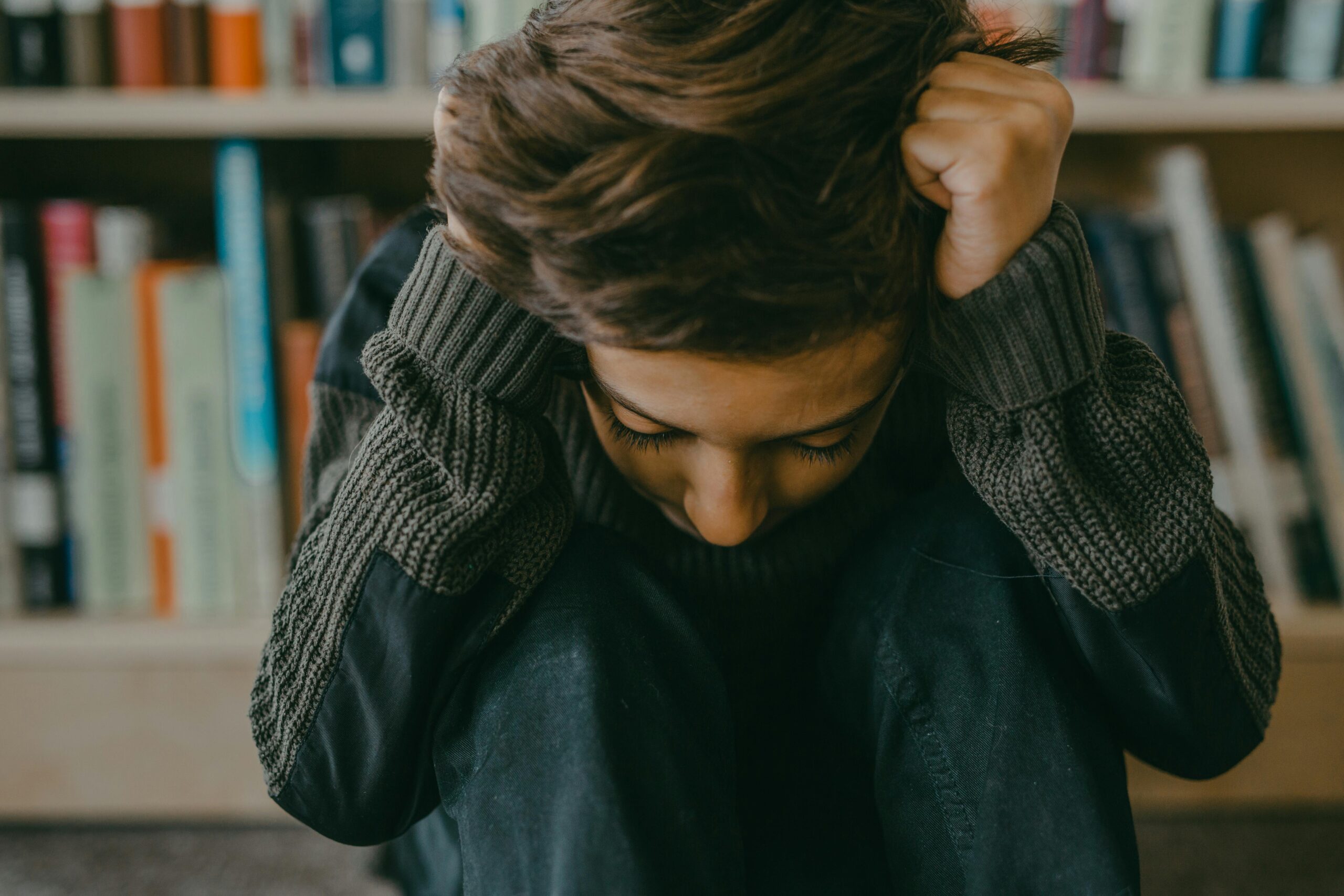 pexels mikhail nilov 7929267 scaled | F-Mag Rischio “hikikomori” tra gli adolescenti italiani: individuati i fattori determinanti