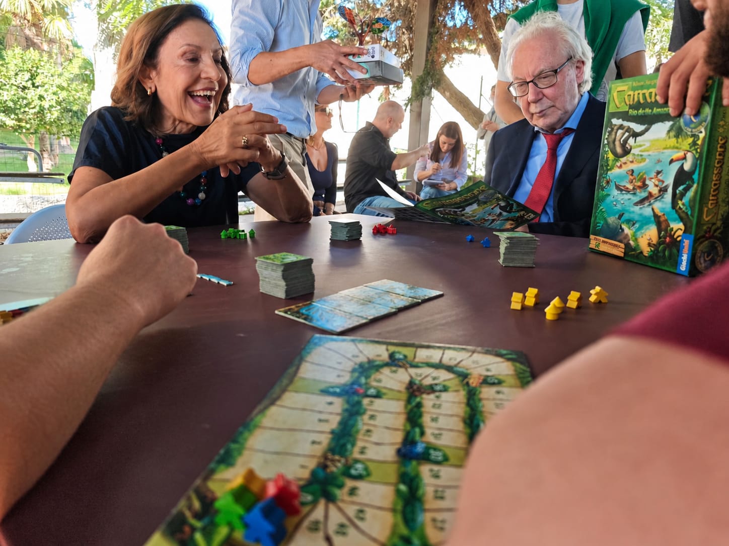 Nisida ha una ludoteca, per insegnare le regole attraverso il gioco 7 | F-Mag La Presidente del Tribunale dei Minori Paola Brunese e il Presidente Emerito della corte d'appello di Napoli Giuseppe De Carolis di Prossedi che giocano con i ragazzi ospiti dell'Istituto Penitenziario Minorile di Nisida.